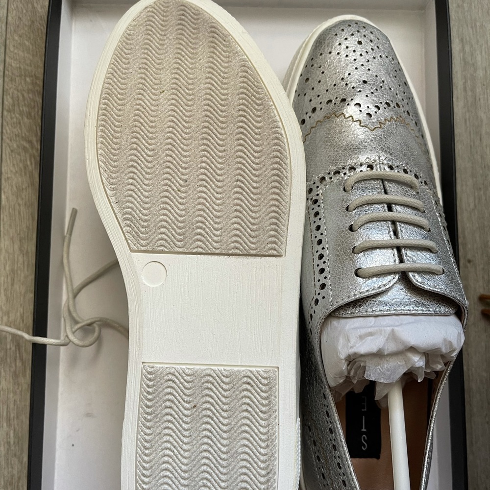 BNIB Silver Wingtip Steve Madden Shoes 5.5 - Picture 3 of 3